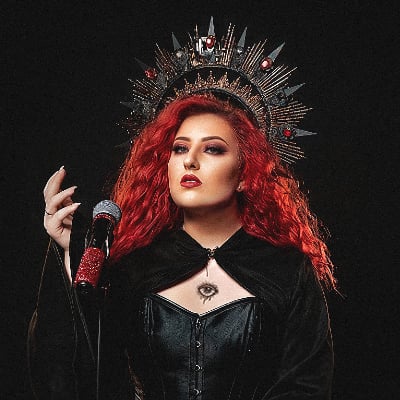 Сабина Сингер с микрофоном